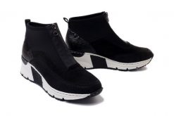 RIEKER N6352-00 black, botki damskie. Czarne botki damskie Rieker, na zimę, bez obcasa, na koturnie, bez zapięcia. Za 319.90 zł.