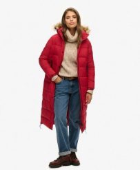 Długi pikowany płaszcz z kapturem z futerkiem sztucznym. Czerwone płaszcze damskie Superdry, l, bez wzorów, z nylonu, z kapturem. Za 536.70 zł.