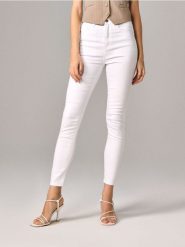 Jeansy super high waist skinny - biały. Białe jeansy damskie Sinsay, z podwyższonym stanem. Za 49.99 zł.