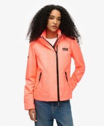 Superdry Kurtka wiatrówka Mountain z kapturem z recyklingowanego poliestru. Brązowe kurtki damskie Superdry, bez wzorów, z poliesteru, z kapturem. Za 389.75 zł.