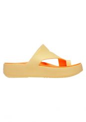 Klapki Dla Dorosłych Crocs Getaway Platform Toe Loop. Brązowe klapki damskie Crocs, bez wzorów, z materiału, bez obcasa, bez zapięcia. Za 159.99 zł.