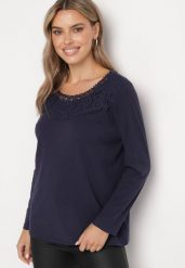 Granatowa Bawełniana Bluzka z Koronką Terillisa. Niebieskie bluzki damskie Born2be, l, z aplikacjami, z bawełny, biznesowe, bez kołnierzyka, bez ramiączek. Za 59.99 zł.