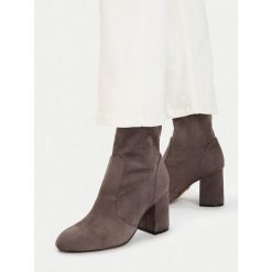 Botki Nine West. Szare botki damskie Nine West, bez obcasa, na słupku, bez zapięcia. Za 279.99 zł.
