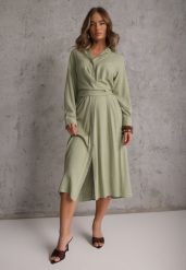 Zielona Koszulowa Sukienka z Wiskozy z Asymetrycznym Drapowaniem i Guzikiem Hetasa. Zielone sukienki damskie Renee, bez wzorów, z wiskozy, eleganckie, bez ramiączek. Za 119.99 zł.