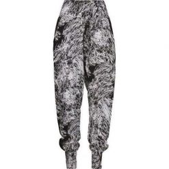 Spodnie damskie Urban Classic Sarong. Białe spodnie dresowe damskie Urban Classics, bez wzorów. Za 160.50 zł.