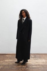 Wełniany trencz w kolorze TOTALLY BLACK - TESORO-XS. Czarne płaszcze damskie Marsala, m, bez wzorów, z jeansu, bez kaptura. Za 1,399.90 zł.