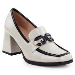 Lakierowane półbuty damskie na słupku beżowe Potocki SZ12553. Brązowe półbuty damskie POTOCKI, bez wzorów, z lakierowanej skóry, bez obcasa, na słupku, bez zapięcia. Za 209.99 zł.