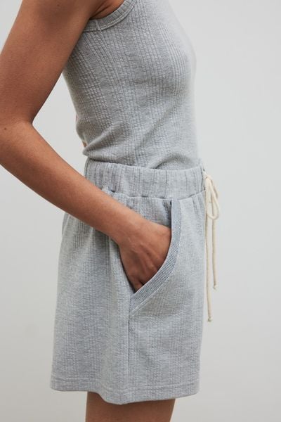 Szorty z delikatnej prążkowanej dzianiny w kolorze GREY MELANGE - ALPO-L. Szare szorty damskie Marsala, bez wzorów, z bawełny. Za 129.90 zł.