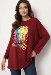 Bordowa Bluzka Oversize z Bawełny z Kolorowym Nadrukiem i Brokatem Tailine. Czerwone bluzki damskie Born2be, bez wzorów, z bawełny, eleganckie, bez kołnierzyka, bez ramiączek. Za 79.99 zł.