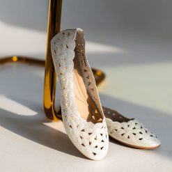 Białe ażurowe baleriny damskie Evento 4870. Białe balerinki damskie eVento, z aplikacjami, z jeansu. Za 99.00 zł.