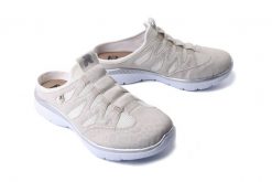 RIEKER M5095-60 beige, klapki damskie. Brązowe klapki damskie Rieker, bez wzorów, bez obcasa, bez zapięcia. Za 237.93 zł.