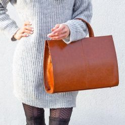 Skórzana damska aktówka DAN-A T19 camel. Brązowe aktówki damskie DAN-A, ze skóry, bez dodatków. Za 399.99 zł.