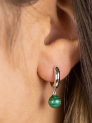 Engelsrufer Srebrne kolczyki-kreole "Powerful Stone" z malachitami rozmiar: onesize. Szare kolczyki damskie Engelsrufer, z malachitem, srebrne. Za 230.59 zł.