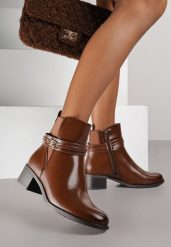 Brązowe Botki Sztyblety z Metalicznymi Ozdobami Falavela. Brązowe botki damskie Born2be, eleganckie, bez obcasa, na obcasie, bez zapięcia. Za 139.99 zł.