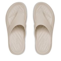 Japonki Crocs. Brązowe klapki damskie Crocs, bez wzorów, bez obcasa, bez zapięcia. Za 179.99 zł.