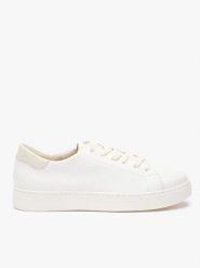 Białe sneakersy ze skóry licowej. Białe obuwie sportowe damskie Ryłko, ze skóry, bez zapięcia, trekkingowe. Za 399.99 zł.