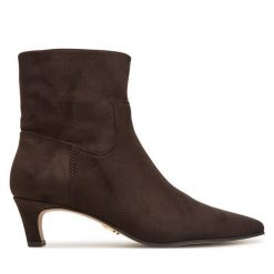 Botki Steve Madden. Brązowe botki damskie Steve Madden, bez obcasa, na słupku, bez zapięcia. Za 559.99 zł.
