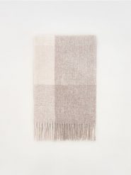 Szalik w kratę - brązowy. Brązowe szaliki damskie Reserved, bez wzorów. W wyprzedaży za 45.99 zł.