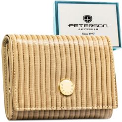 Beżowy, pojemny portfel damski ze skóry naturalnej i ekologicznej z systemem RFID Peterson PTN PS445-CRV. Brązowe portfele damskie Peterson, z aplikacjami, ze skóry. Za 89.99 zł.
