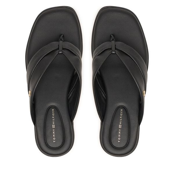 Japonki Tommy Hilfiger. Czarne klapki damskie Tommy Hilfiger, bez wzorów, bez obcasa, bez zapięcia. Za 359.99 zł.
