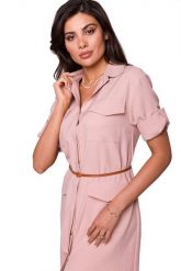 Sukienka koszulowa z kołnierzykiem i kieszeniami pudrowy róż. Czerwone sukienki damskie Bewear, bez wzorów, z materiału, biznesowe, bez ramiączek. Za 379.00 zł.