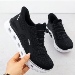 Półbuty sportowe damskie w panterkę czarne Rieker M6066-01. Czarne obuwie sportowe casual damskie Rieker, z materiału, bez zapięcia. Za 227.49 zł.