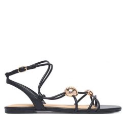 Sandały Guess. Czarne sandały damskie Guess, z aplikacjami, bez obcasa, na płaskiej podeszwie, bez zapięcia. Za 494.99 zł.