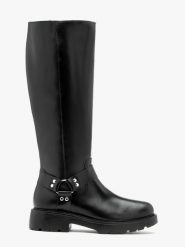 Kozaki typu biker z metalowymi ozdobami NATALIE. Czarne kozaki damskie Ryłko, ze skóry, z okrągłym noskiem, bez obcasa, bez zapięcia. Za 629.99 zł.