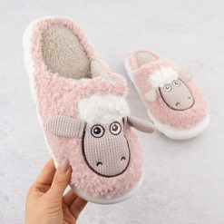 Kapcie damskie domowe futrzane z owieczkami różowe Filippo DK6683. Czerwone kapcie damskie Filippo, z futra. Za 55.99 zł.