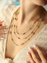 Pierres de Jade Pozłacany naszyjnik z elementami ozdobnymi - dł. 50 cm rozmiar: onesize. Żółte naszyjniki damskie Pierres de Jade, z kryształem, pozłacane. Za 43.99 zł.