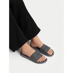 Klapki Sprandi. Czarne klapki damskie Sprandi, bez wzorów, bez obcasa, bez zapięcia. Za 49.99 zł.