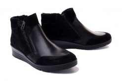 COMFORTABEL 990224-01 schwarz, botki damskie. Czarne botki damskie Comfortabel, na zimę, bez obcasa, na koturnie, bez zapięcia. Za 404.90 zł.