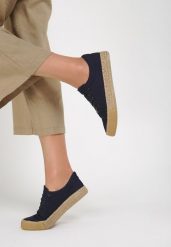 Granatowe Trampki She's Freaky. Niebieskie trampki damskie Renee, bez wzorów, z dresówki, przed kostkę, bez zapięcia. Za 64.99 zł.