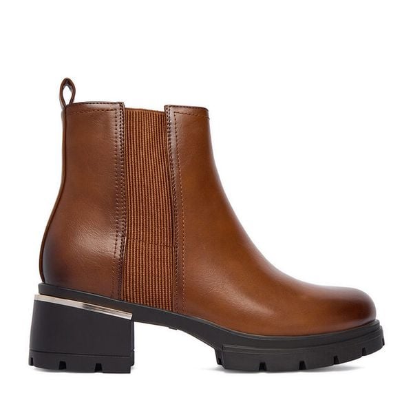 Botki JENNY. Brązowe botki damskie Jenny, bez obcasa, na słupku, bez zapięcia. Za 169.99 zł.