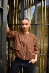 Krótka kurtka brązowa. Brązowe kurtki damskie MOODO, l, bez wzorów, z poliesteru, bez kaptura. Za 159.99 zł.