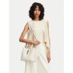 Torebka Furla. Białe torebki klasyczne damskie Furla, bez dodatków. Za 1,389.00 zł.