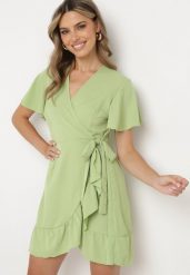 Zielona Sukienka o Kopertowym Kroju z Krótkim Rękawem i Falbanką Tinasshia. Zielone sukienki damskie Born2be, bez wzorów, eleganckie, bez ramiączek. Za 69.99 zł.