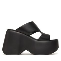 Klapki Vic Matié. Czarne klapki damskie Vic Matié, bez wzorów, bez obcasa, bez zapięcia. Za 839.99 zł.