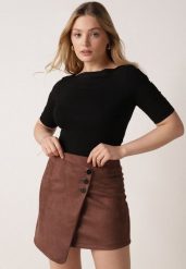 Czarny Wiskozowy T-shirt o Dopasowanym Kroju z Dekoltem w Łódkę Idahphaeia. Czarne t-shirty damskie Born2be, m, z aplikacjami, z jeansu, bez kołnierzyka. Za 59.99 zł.