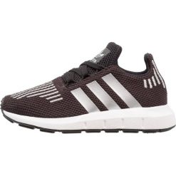 Adidas Originals SWIFT RUN Tenisówki i Trampki core black/silver metallic/footwear white. Czarne buty sportowe dziewczęce Adidas Originals, z materiału. Za 249.00 zł.