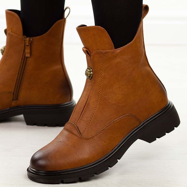 Camelowe botki damskie M.Daszyński 2501-6. Brązowe botki damskie M.Daszyński, na jesień, ze skóry, eleganckie, bez obcasa, bez zapięcia. Za 199.00 zł.