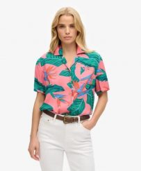Superdry Koszula Beach Resort z 100% wiskozy, wzorzysta. Czerwone koszule damskie Superdry, na lato, bez wzorów, z wiskozy, klasyczne, bez kołnierzyka, bez ramiączek. Za 215.10 zł.