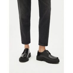 Półbuty Lasocki. Czarne półbuty damskie Lasocki, bez wzorów, bez obcasa, bez zapięcia. Za 199.99 zł.