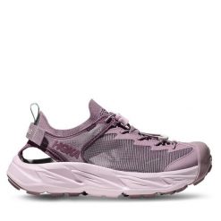 Sandały Hoka. Fioletowe sandały damskie HOKA, bez wzorów, bez obcasa, bez zapięcia. Za 599.99 zł.