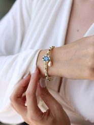 Pierres delicates Pozłacana bransoletka z perłą i amazonitem rozmiar: onesize. Niebieskie bransoletki damskie Pierres delicates, pozłacane. Za 109.52 zł.