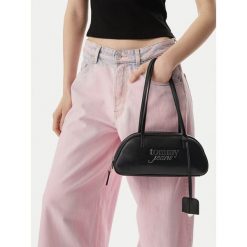 Torebka Tommy Jeans. Czarne torebki klasyczne damskie Tommy Jeans, z jeansu, bez dodatków. Za 449.99 zł.