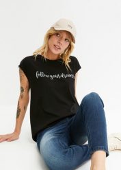 T-shirt z nadrukiem. Czarne t-shirty damskie bonprix, bez wzorów, bez kołnierzyka. Za 64.99 zł.