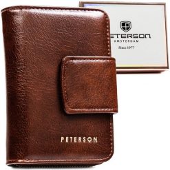 Portfel damski Peterson PTN 009-HF brązowy. Brązowe portfele damskie Peterson, bez wzorów, ze skóry ekologicznej. Za 59.99 zł.