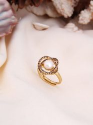 Pierres delicates Pozłacany pierścionek z perłą i cyrkoniami rozmiar: onesize. Białe pierścionki damskie Pierres delicates, z cyrkonią, pozłacane. Za 43.99 zł.