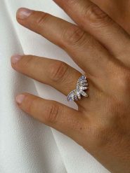 DI GIORGIO Pozłacany pierścionek z cyrkoniami rozmiar: 56. Niebieskie pierścionki damskie DI GIORGIO, z cyrkonią, pozłacane. Za 95.99 zł.